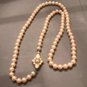 Pearl necklace w flower inset